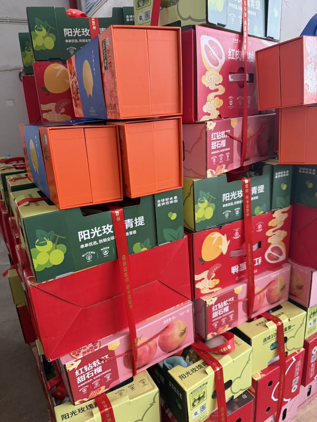 Mooncake and fruit gift boxes for Mid-Autumn Festival